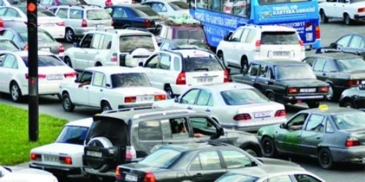 Bakının bir çox yollarında nəqliyyatın sıxlığı müşahidə olunur