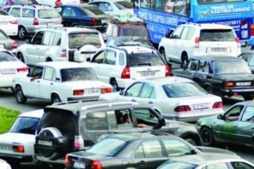 Bakının bir çox yollarında nəqliyyatın sıxlığı müşahidə olunur