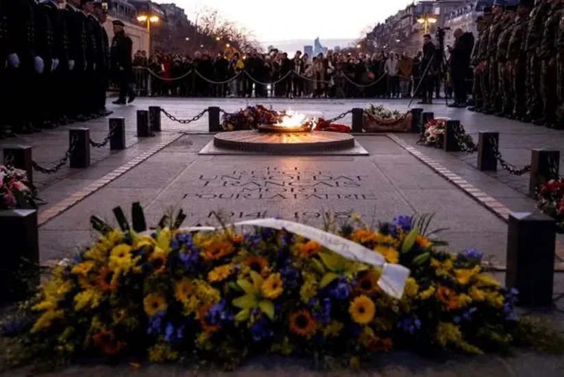 Власти Франции аннулируют ВНЖ мужчины, прикурившего от Вечного огня в Париже