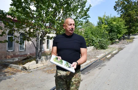 Prezident İlham Əliyev Laçın şəhərində Azərbaycan Bayrağını ucaldıb
