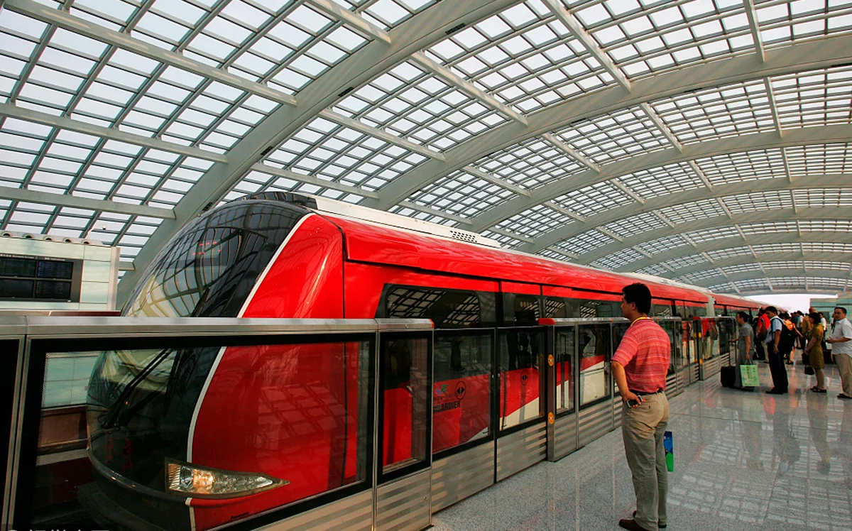 Pekin metrosunda vaqonlar ayrılıb, xəsarət alanlar var