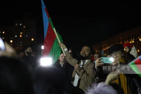 Bakıda Heydər Əliyev Mərkəzinin qarşısında xalq seçkinin ilkin nəticələrini izdihamla qeyd edir