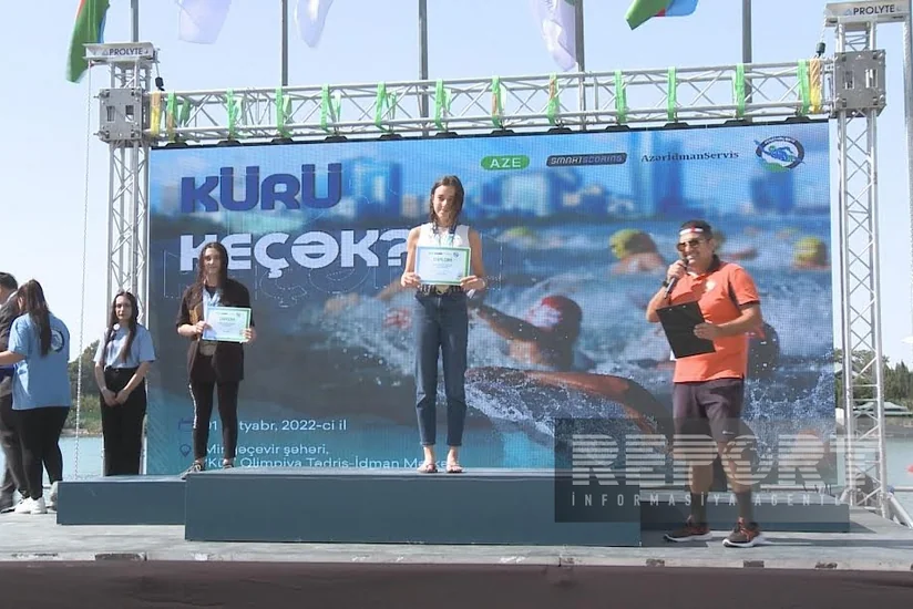 Mingəçevirdə suda kütləvi üzmə yarışı keçirilib