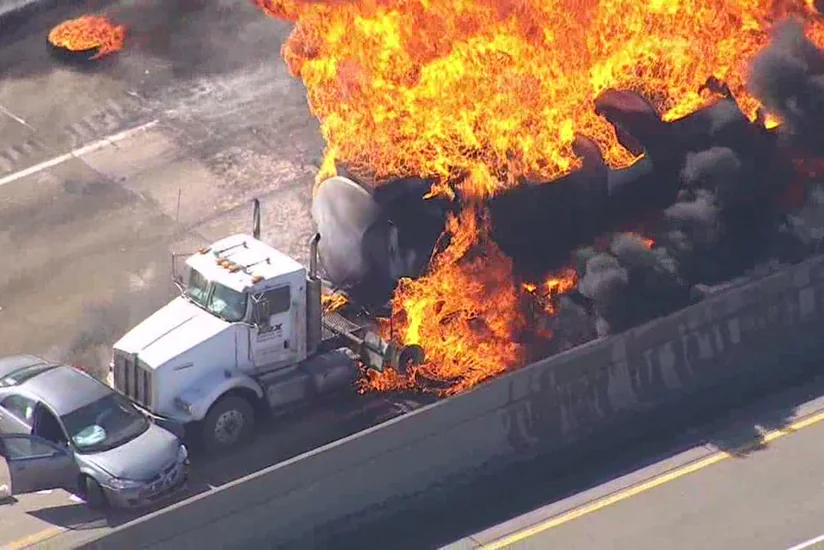 Meksikanın mərkəzində yanacaqdaşıyan maşın aşıb, ölənlər var