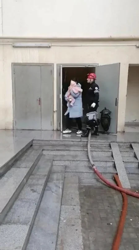Bakıda binada yanğın olub, 12 nəfər təxliyə edilib - YENİLƏNİB-2