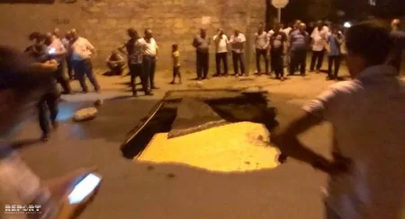 В Сумгайыте в результате взрыва канализационной трубы осела дорога - ВИДЕО