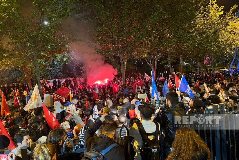 AK Parti İstanbul təşkilatının qarşısında bu dəqiqələrdə izdiham yaşanır