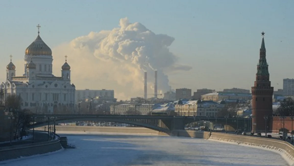 Пьяная женщина пыталась в центре города перейти по льду Москву-реку