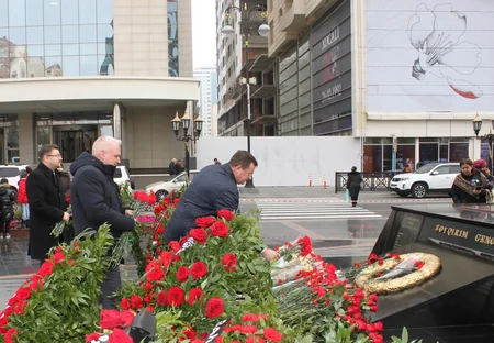 Belarus səfiri Xocalı soyqırımı abidəsini ziyarət edib