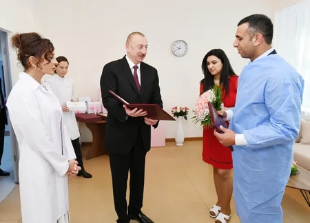 Prezident və birinci xanım Azərbaycanın 10 milyonuncu sakininin valideynləri ilə görüşüblər - FOTOLAR - YENİLƏNİB