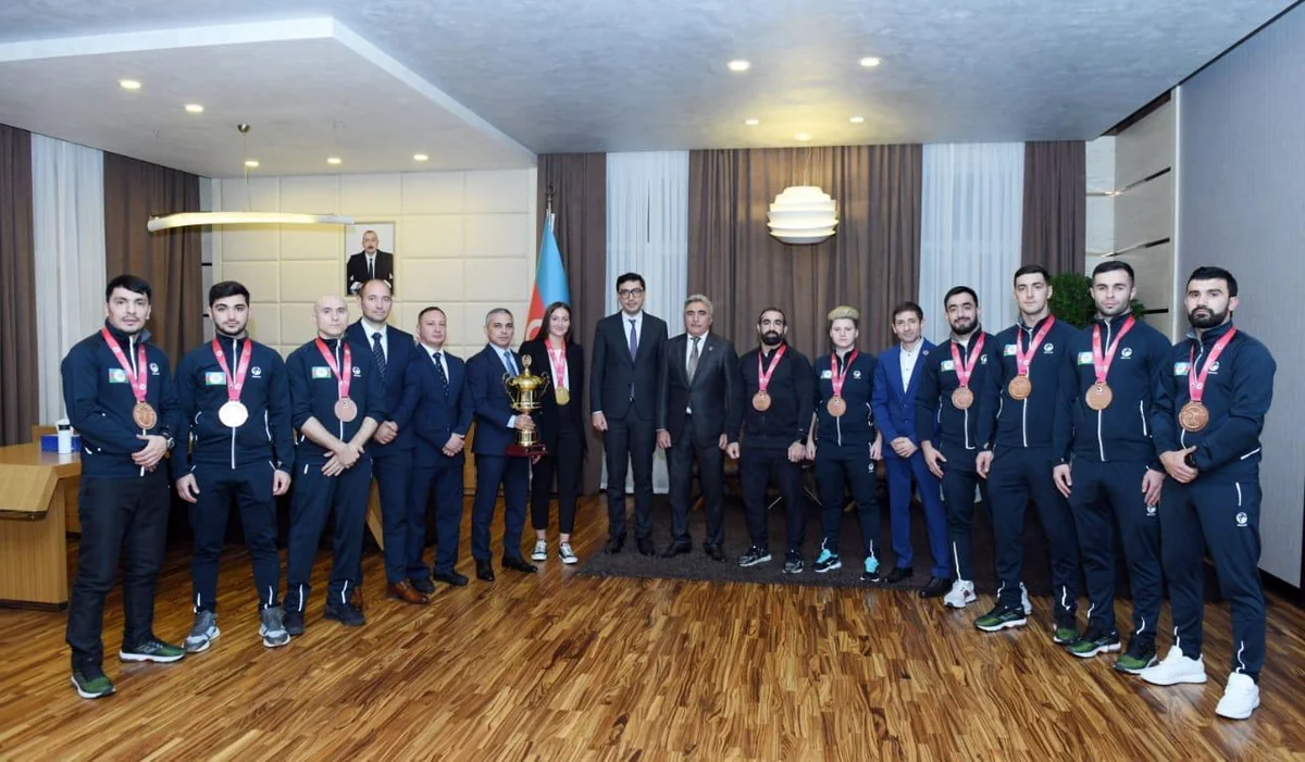 Fərid Qayıbov dünya çempionatında medal qazanmış karateçilərlə görüşüb