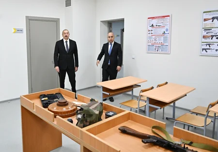 İlham Əliyev Sarayda yeni inşa edilən məktəbdə yaradılan şəraitlə tanış olub