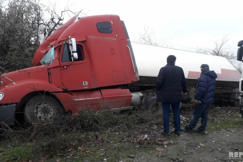 Следовавший из России в Азербайджан грузовик со стройматериалами потерпел аварию