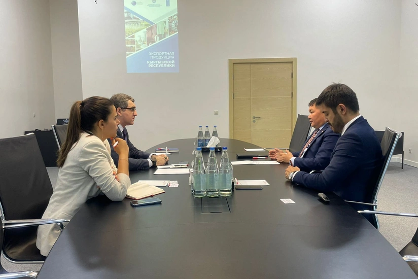 AZPROMO-nun rəhbəri ilə Qırğızıstanın ölkəmizdəki səfiri iqtisadi əməkdaşlığı müzakirə edib