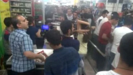 Türkiyənin Cizrə qəsəbəsinin sakinləri ərzaq ehtiyyatı toplayıb