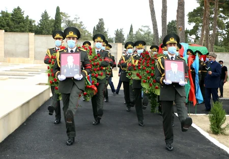 Zakir Həsənov şəhid generalla vida mərasimində iştirak edib