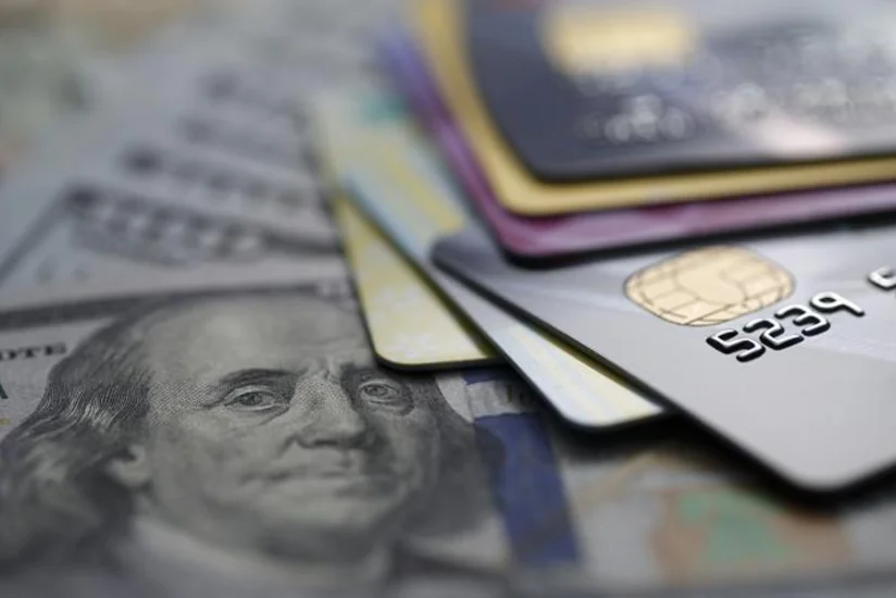 Долги жителей США по кредитным картам достигли почти $1 трлн впервые с 1999 года