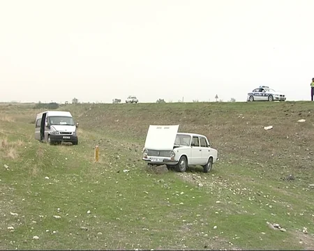 Azərbaycanda sərnişin daşıyan mikroavtobus dərəyə aşıb, xəsarət alanlar var - FOTO