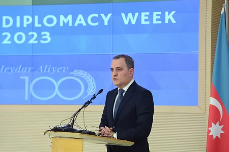 Bakıda Diplomatiya Könüllüləri üçün diplomatiya həftəsi təşkil olunub