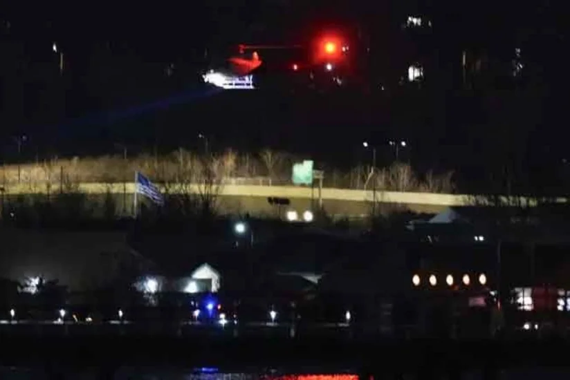 СМИ: Самолет раскололся на две части после столкновения с вертолетом над Вашингтоном