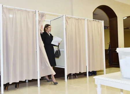 ​Azərbaycan Prezidenti İlham Əliyev 6 saylı seçki məntəqəsində səs verib