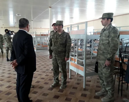 Müdafiə naziri cəbhəboyu zonada yeni tikilən hərbi şəhərcikdəki inşa işlərinin gedişatını yoxlayıb