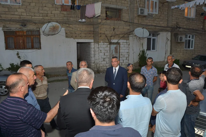 Rövşən Rzayev Bakıda yarımçıq tikililərdə məskunlaşmış məcburi köçkünlərlə görüşüb