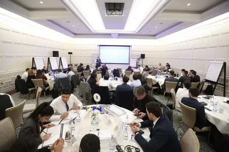 Dövlət qurumlarının rəhbər nümayəndələri üçün rəqəmsal liderlik üzrə təlimlər keçirilib