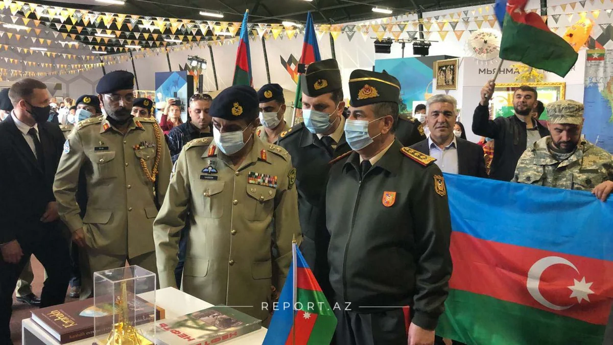 Zakir Həsənov Moskvada Azərbaycan stendinə baxış keçirib