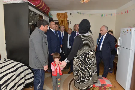 Rövşən Rzayev yataqxanada məskunlaşmış məcburi köçkünlərlə görüşüb