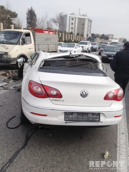 ​Bakıda Passat minik və yük avtomobilinə çırpılıb, yaralanan var - FOTO