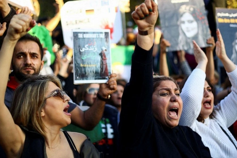 İranda soyuq külək əsir, xalq ayağa qalxıb - İCMAL