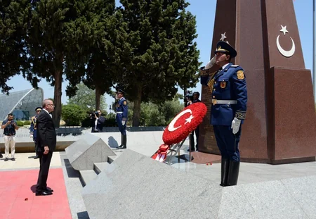Ərdoğan Fəxri xiyabanı və Şəhidlər xiyabanını ziyarət edib