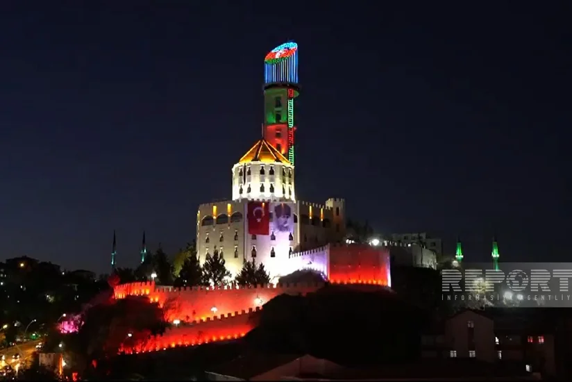 Ankaranın Esterqon qülləsi Azərbaycan bayrağının rəngləri ilə işıqlandırılıb