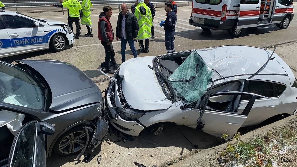 Türkiyədə ardıcıl iki yol qəzası olub, 10 nəfər yaralanıb