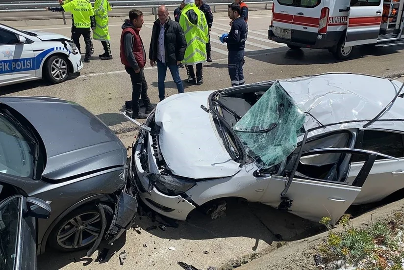 Türkiyədə ardıcıl iki yol qəzası olub, 10 nəfər yaralanıb