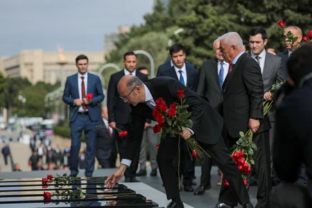 Energetiklər Fəxri Xiyabanı və Şəhidlər Xiyabanını ziyarət ediblər