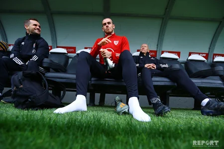 Ryan Giggs carries door during training at Bakcell Arena