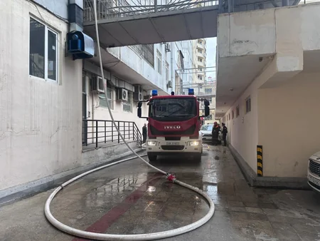 Bakıda çoxmərtəbəli yaşayış binasındakı yanğın söndürülüb - YENİLƏNİB