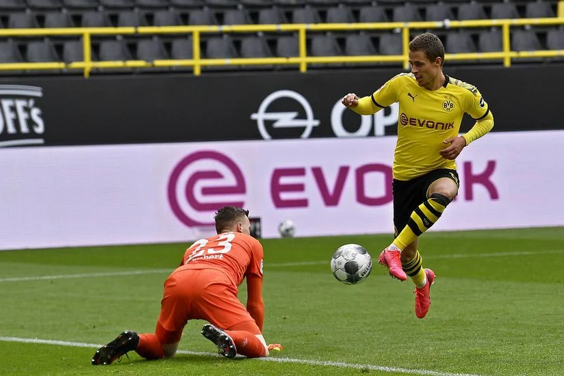 Bərpa olunan Bundesliqa oyunlarından maraqlı məqamlar - VİDEO