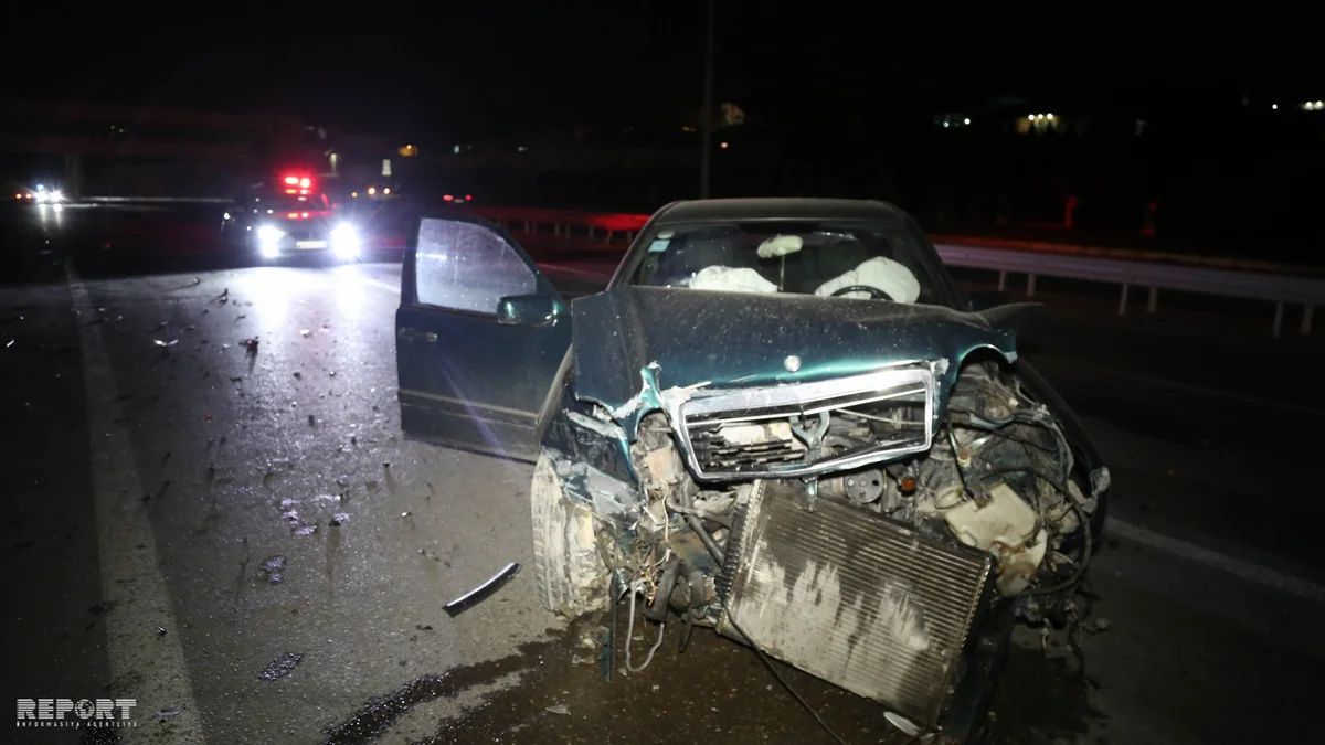 Bakıda yolun buz bağlaması zəncirvari qəzaya səbəb olub, 2 nəfər yaralanıb - FOTO - VİDEO