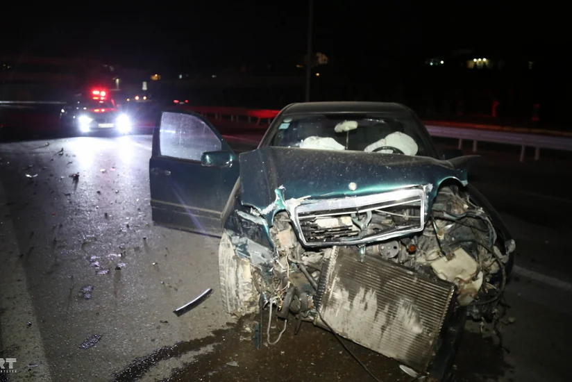 Гололед на дорогах Баку стал причиной цепной аварии, 2 человека пострадали - ФОТО