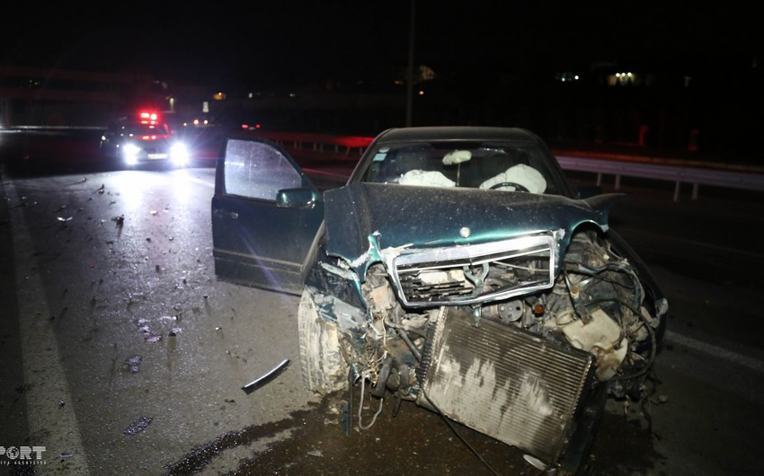 Bakıda yolun buz bağlaması zəncirvari qəzaya səbəb olub, 2 nəfər yaralanıb - FOTO - VİDEO