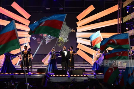 Bakıda Zəfər Günü ilə bağlı atəşfəşanlıq olub - YENİLƏNİB