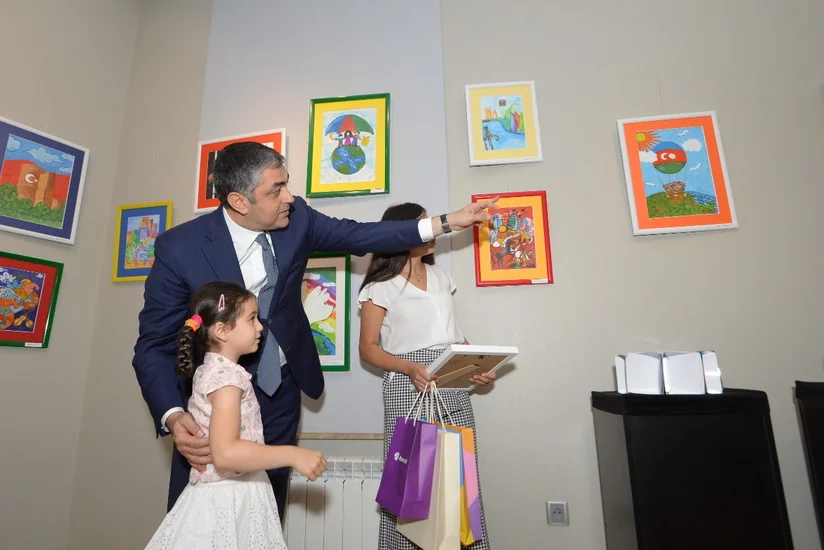 “Azərmarka” uşaqların çəkdiyi rəsmlərdən poçt açıqcası hazırlayıb - VİDEO