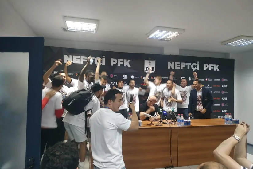 Neftçinin futbolçuları Samir Abasovun mətbuat konfransını dayandırdı