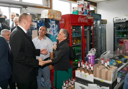 Президент Азербайджана пообщался с продавцами и покупателями магазина в Сабунчи - ФОТО