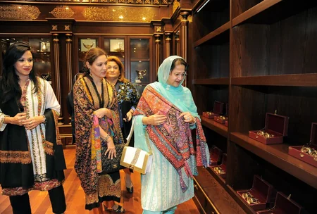Pakistani PM’s spouse visits Azerilma LLC carpet gallery