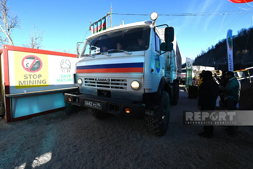 Two more vehicles belonging to Russian peacekeepers pass freely along Khankandi-Lachin road - VIDEO