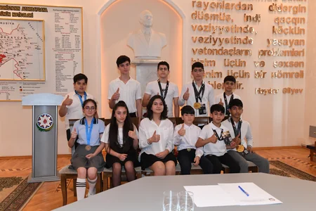 Dövlət Komitəsinin sədri məktəbli ilə şahmat oynayıb